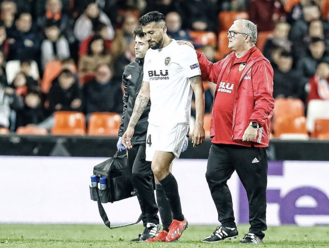 Garay se retira lesionado tras el Valencia-Celtic (Foto: Instagram Garay).