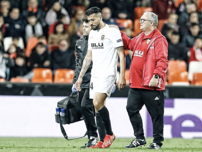 Pascual Casañ acompaña al lesionado Garay.