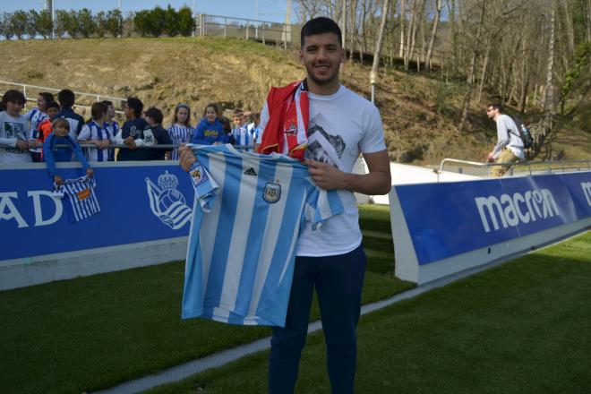 Gerónimo Rulli con las camisetas de Argentina y Estudiantes de La Plata. (Foto: Giovanni Batista)