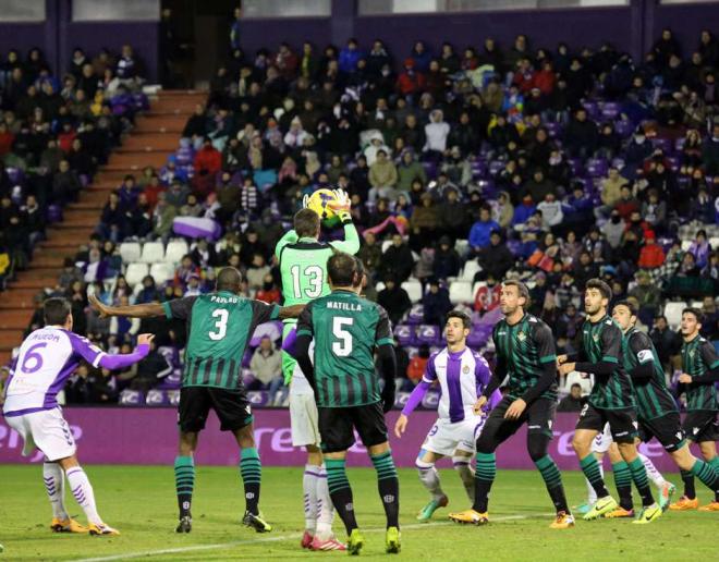 Jugadores pucelanos y verdiblancos, en una acción de aquel partido en enero de 2014 (Foto: RealValladolid.es)