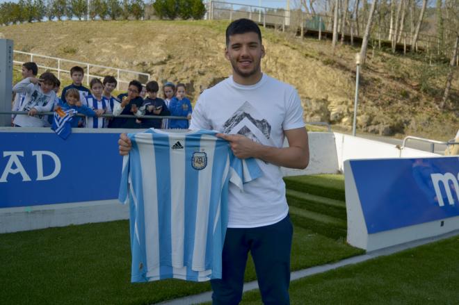 Rulli posa con la camiseta de Argentina en Zubieta (Foto: Giovanni Batista)