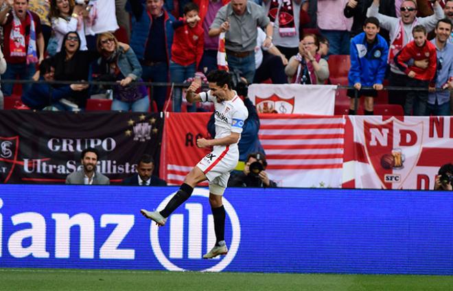 Jesús Navas celebra su gol con el Barcelona. (Foto: Kiko Hurtado).