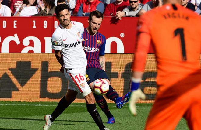 Rakitic, jugando contra el Sevilla en la 2018/19 (Foto: Kiko Hurtado).