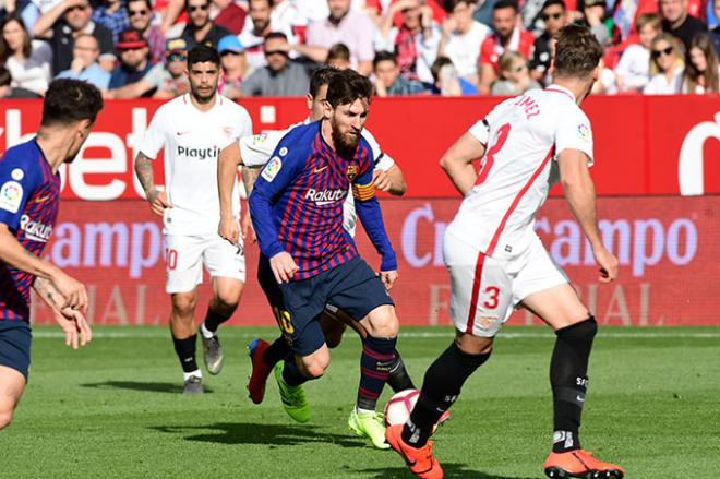 Sergi Gómez ante Messi (foto: Kiko Hurtado).