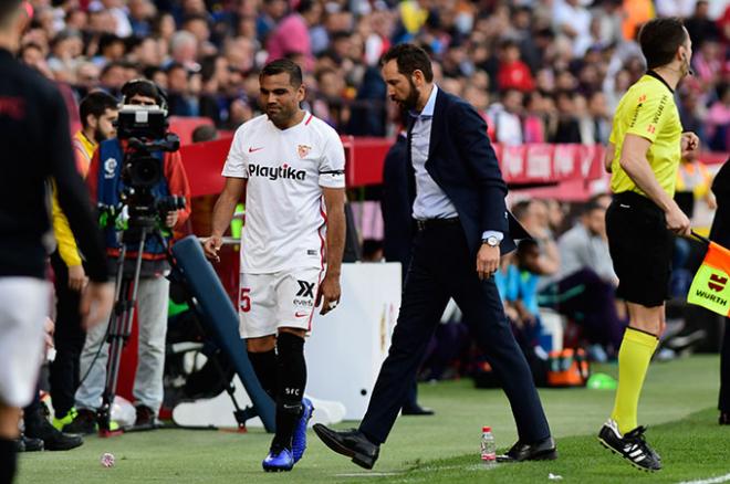 Mercado se retira lesionado en el Sevilla-Barcelona.