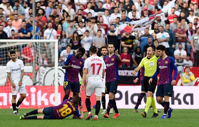 Jordi Alba cae al césped, en el Sevilla 2-4 Barcelona. (Foto: Kiko Hurtado).