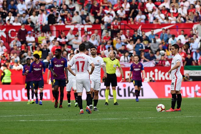El Barcelona celebra uno de los goles en el Sánchez-Pizjuán. (Foto: Kiko Hurtado).