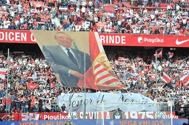 Homenaje a Roberto Alés en el Gol Norte del Sánchez-Pizjuán (Foto: Kiko Hurtado).
