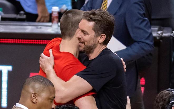 Pau Gasol abraza a su hermano Marc antes de un partido de la NBA.