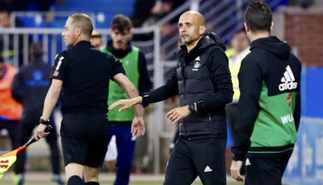 Miguel Cardoso da indicaciones durante el Alavés-Celta (Foto: EFE).