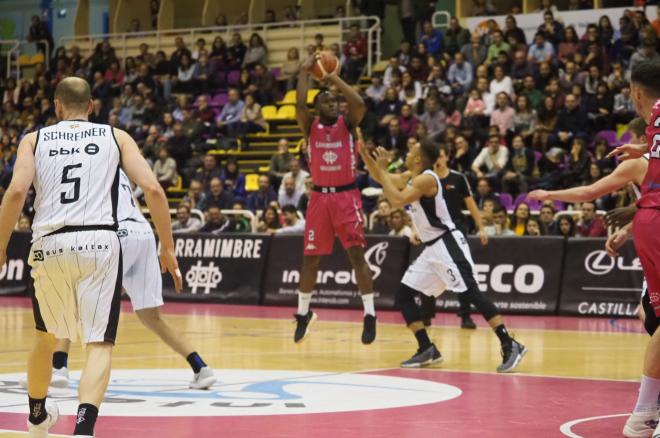 Gantt lanza a canasta ante el RETAbet Bilbao Basket (Foto: Carramimbre CB Ciudad de Valladolid).