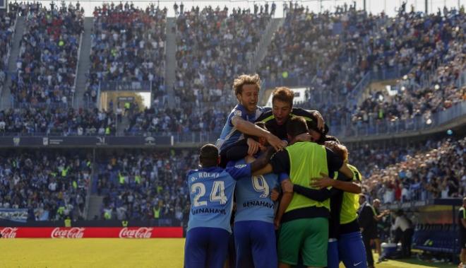 Los jugadores celebran el gol de Borja Bastón que daba la victoria ante el Dépor (Foto: MálagaCF).