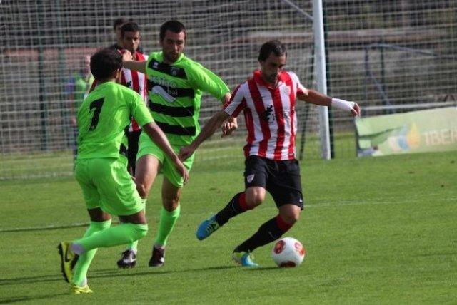 Iñigo Eguaras protege el balón ante Esnaola en su época del Bilbao Athletic