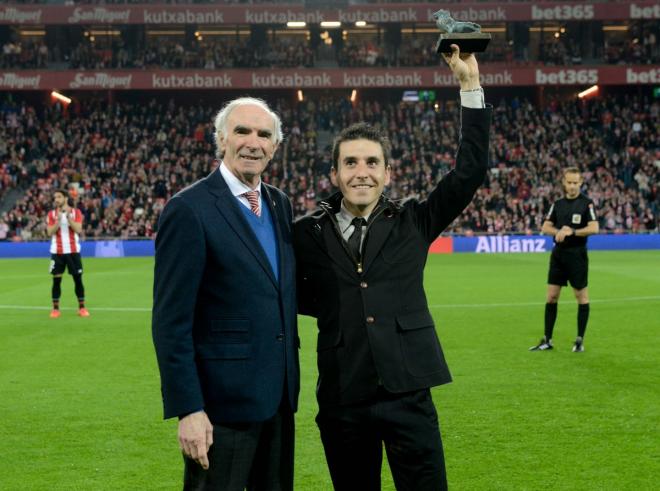 Jose Ángel Iribar ha sido el encargado de darle a Igor Antón la placa en el día de su homenaje (Foto: Athletic Club)