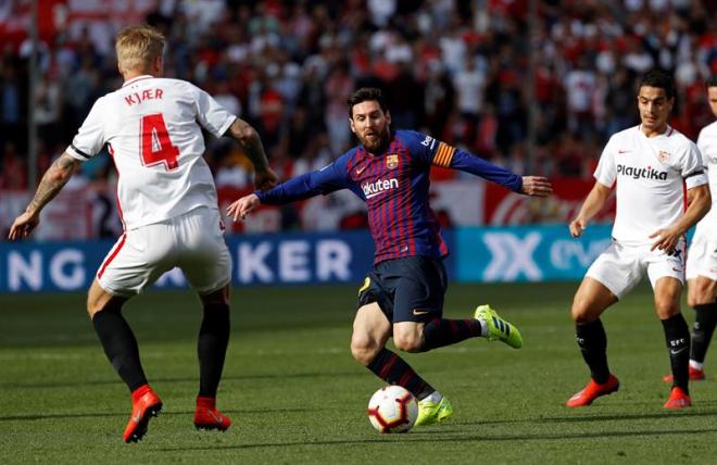 Messi golpea un balón en el Sevilla-Barcelona.