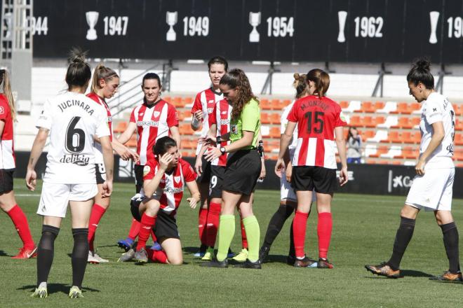 Lucía García se duele de un golpe en Paterna donde se empataba a cero (Foto: Athletic Club).
