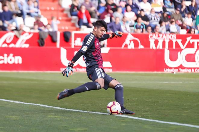 Champagne se dispone a golpear el esférico para sacar de puerta (Foto: Aúpa Alba).