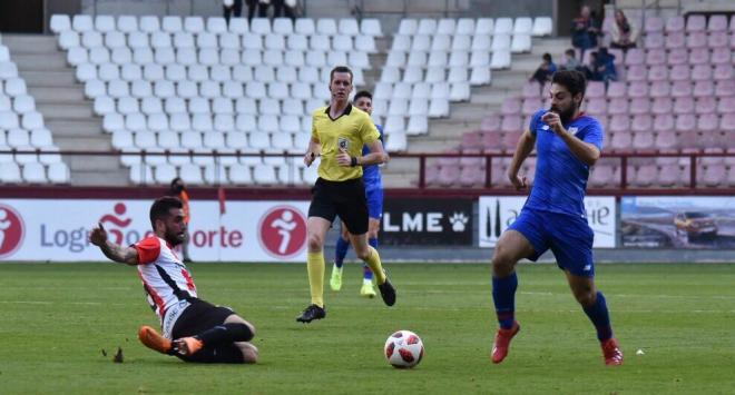 Asier Villalibre intenta llevarse el balón ante su oponente en Las Gaunas (Foto: Athletic Club)