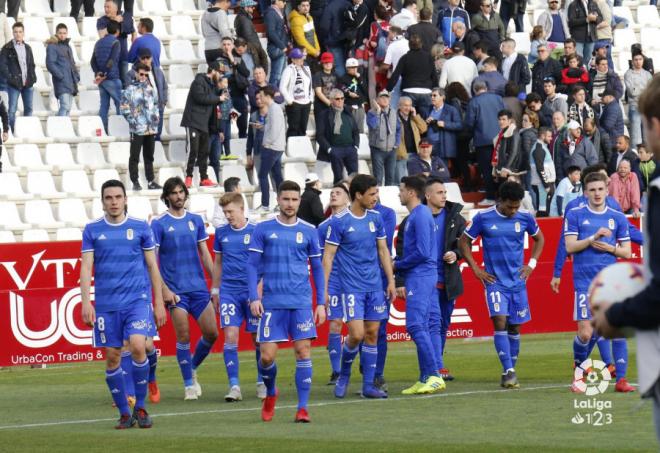 Los jugadores del Real Oviedo tras saludar a la afición carbayona (Foto: LaLiga).