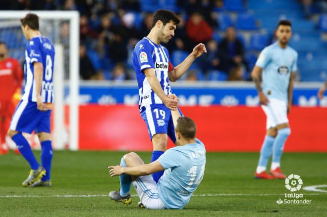 Manu García ayuda a levantarse a Lobotka en una acción del Alavés-Celta (Foto: LaLiga).