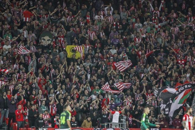 La afición del Athletic celebra aliviada la victoria ante el Eibar (Foto: Edu del Fresno).