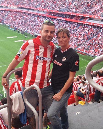El athleticzale murciano Karlos Pikeras presenció junto a su novia el Athletic-Eibar en San Mamés (Foto: @KarlosPikeras).