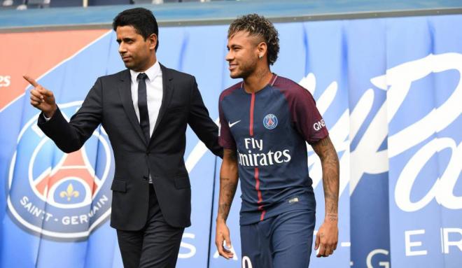 Al Khelaifi sujeta a Neymar, fichaje más caro de la historia de los fichajes, durante la presentación del brasileño en el PSG.