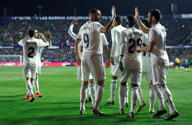 Los jugadores del Real Madrid celebran uno de los goles al Levante.