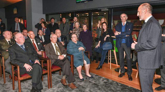 Aitor Elizegi dirige un discurso a los 16 socios y socias del Athletic que han cumplido 75 años en el club (Foto Athletic Club).