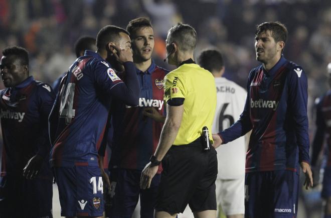 Los jugadores del Levante reclaman a Iglesias Villanueva. (Foto: David González)