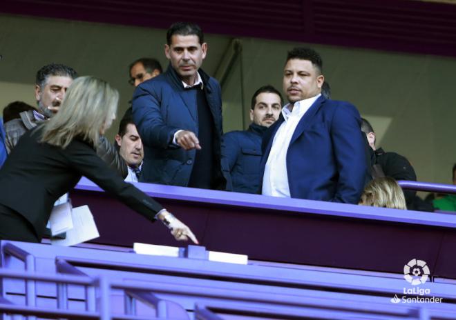 Ronaldo, en el palco de Zorrilla acompañado por Fernando Hierro (Foto: LaLiga).