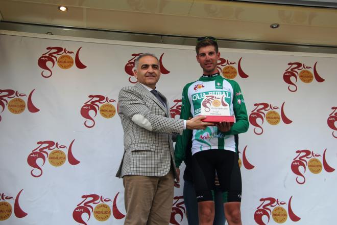 El ciclista andaluz Cristian Rodríguez recoge el premio.