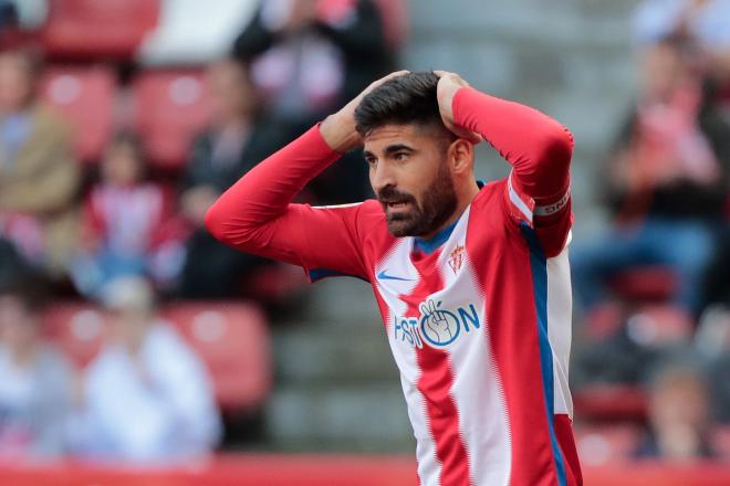 Carlos Carmona se lamenta durante una acción del Sporting - Rayo Majadahonda.