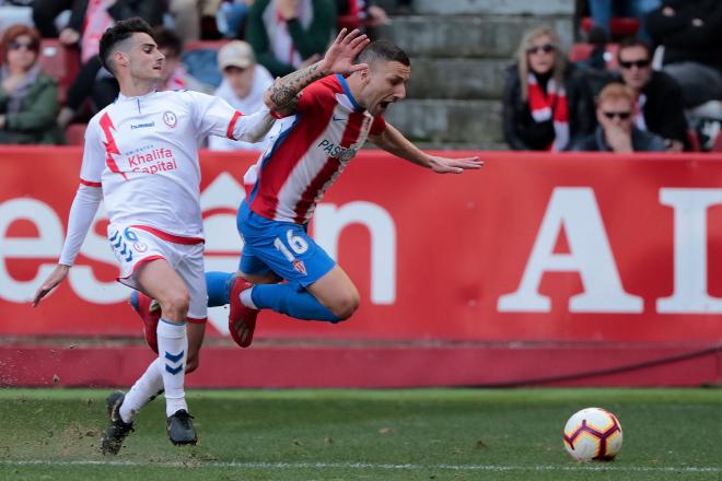 André Sousa durante una acción del Sporting - Rayo Majadahonda.