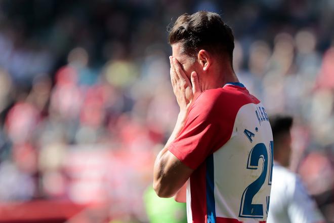 Álex Alegría se lamenta durante el Sporting - Rayo Majadahonda.