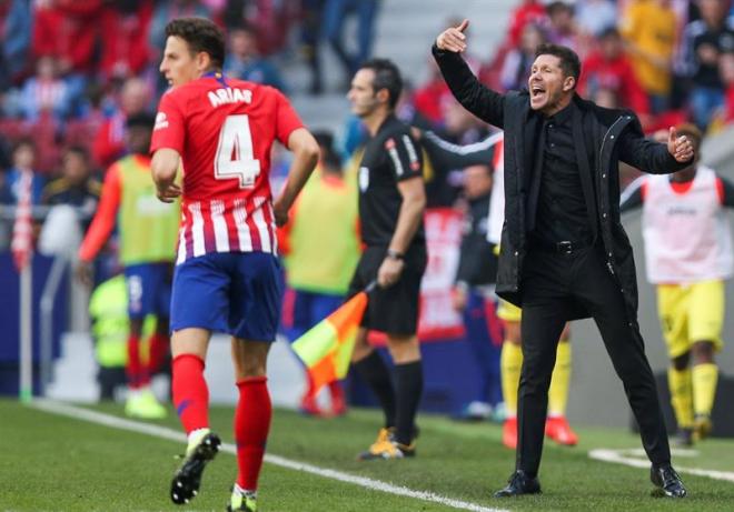 Simeone da órdenes en el Atlético-Villarreal (Foto: EFE).