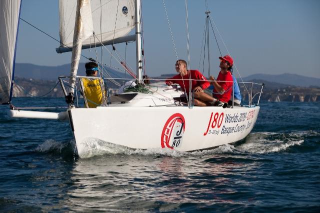 El VI Trofeo El Correo cumplió la segunda de sus cuatro jornadas en las clases Regata, Crucero y J 80.
