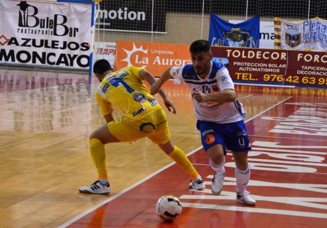 Esteban se marcha de un jugador del Peñiscola. (Foto: FútbolEmotion).
