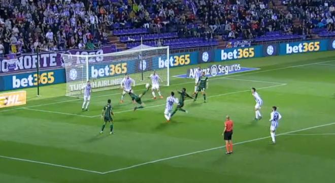 Imagen del gol de Mandi al Valladolid.