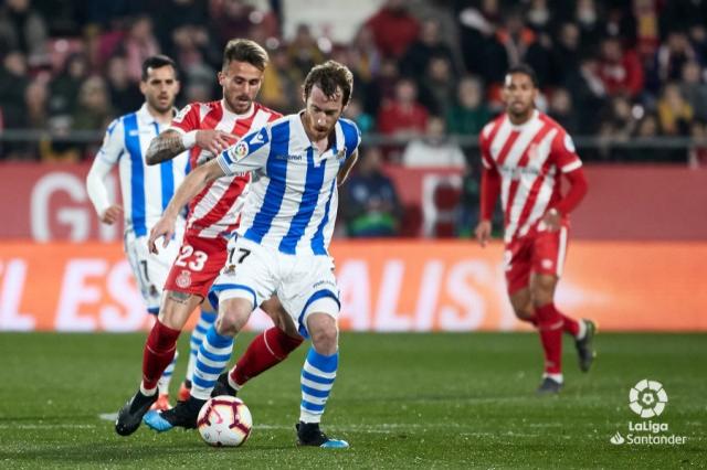 David Zurutuza trata de llevarse un balón en el duelo ante el Girona (Foto: LaLiga).