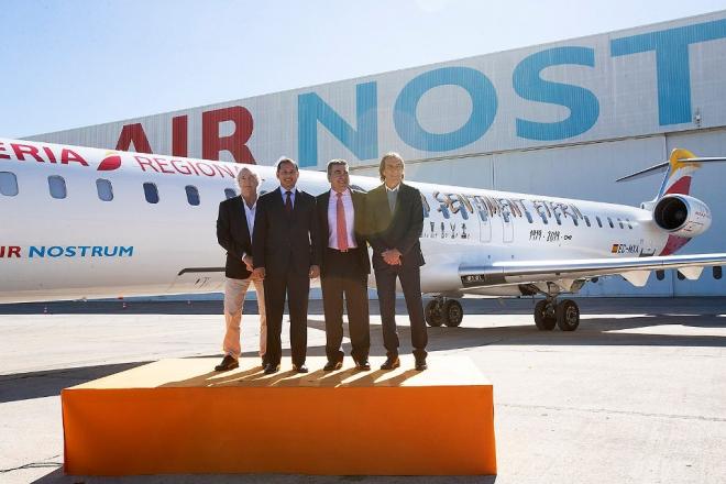 Arias y Sol en la presentación del avión del Centenario. (Foto: Valencia CF)