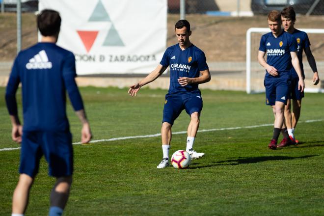 Miguel Linares durante un entrenamiento del Real Zaragoza en la Ciudad Deportiva (Foto: Daniel Marzo).