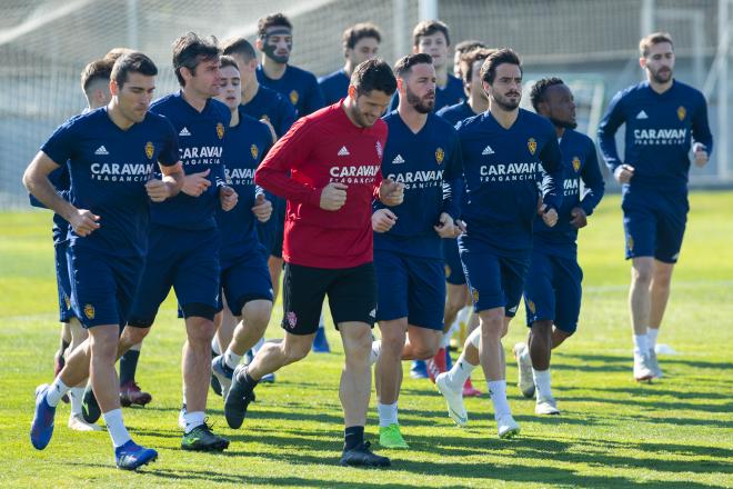 Imagen del grupo durante el entrenamiento del Real Zaragoza en la Ciudad Deportiva (Foto: Daniel Marzo).