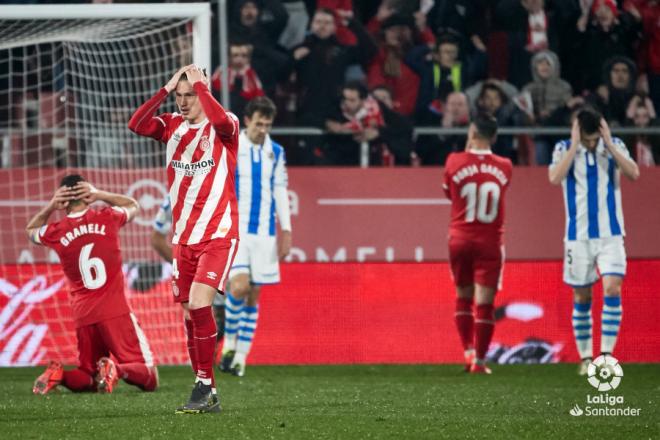 El Girona FC se lamenta tras una ocasión fallada ante al Real Sociedad en Montilivi.