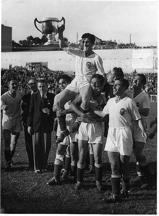 Juan Ramón, a hombros de sus compañeros, muestra el título del 41, el primero en la historia. (Foto: Valencia CF)