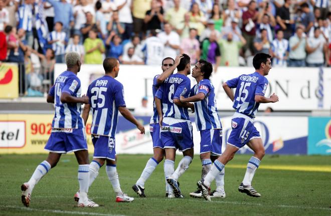 Los jugadores del Málaga celebran uno de los goles ante el Tenerife en La Rosaleda.