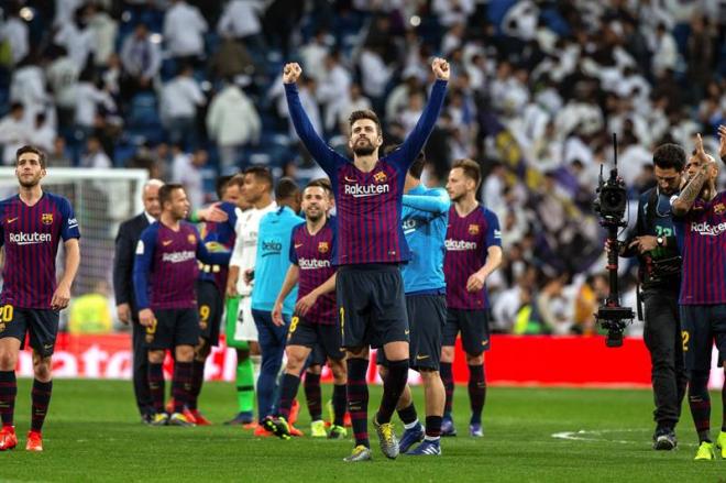 Los jugadores del Barcelona celebran la victoria ante el Real Madrid sobre el césped del Bernabéu.