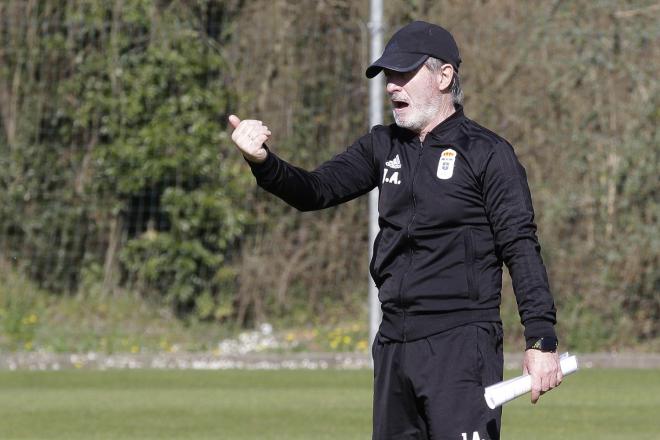 Juan Antonio Anquela, en un entrenamiento del Real Oviedo en El Requexón (Foto: Luis Manso).