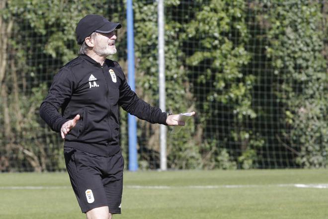 Juan Antonio Anquela, en un entrenamiento del Real Oviedo en El Requexón (Foto: Luis Manso).