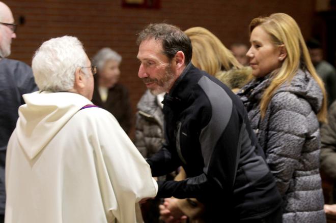 Falo Castro saluda al Padre Fueyo en la homilía en memoria de Quini (Foto: Luis Manso).